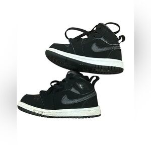 Toddler Nike Air Jordan 1 Mid SE – Size 5C